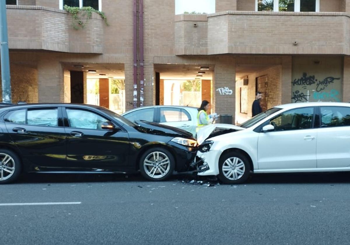 Un coche invade el carril contrario y provoca la colisión de tres turismos en León
