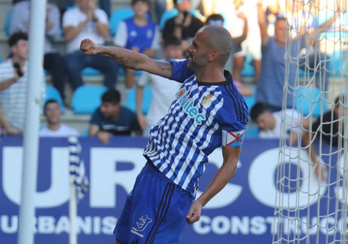 Yuri celebra un gol con la Deportiva.