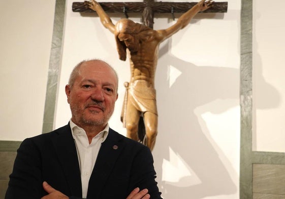 Nacho Tejera junto a la talla del Cristo de la Agonía.