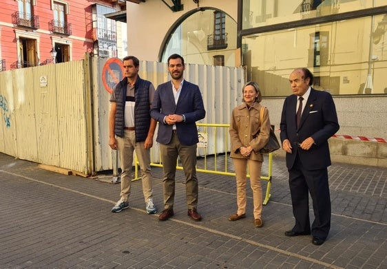 David Fernández (PP) y su equipo ante la obra del Conde Luna.