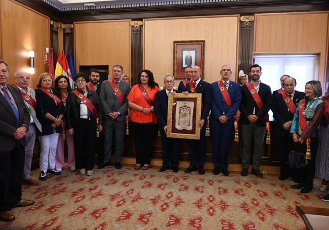 El excónsul de Portugal en León, rodeado de autoridades en la entrega de su título de Hijo Adoptivo de la ciudad.