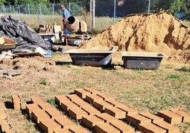 Marcos Sahelices haciendo bloques de adobe en su pueblo.