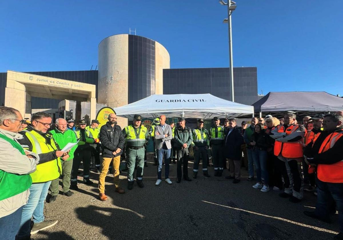 Imagen principal - 250 motos y 200 kilómetros por León: arranca la Ruta 65 homenaje a la Guardia Civil de Tráfico