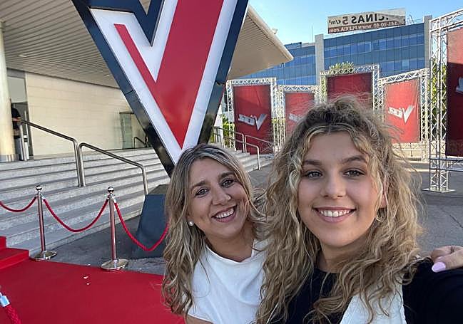Carla con su madre en 'La Voz'.