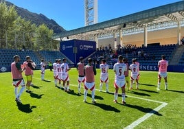 Los jugadores de la Deportiva saludan a la afición desplazada