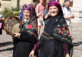 Desfile por el centro de León con las mejores galas del Viejo Reino.