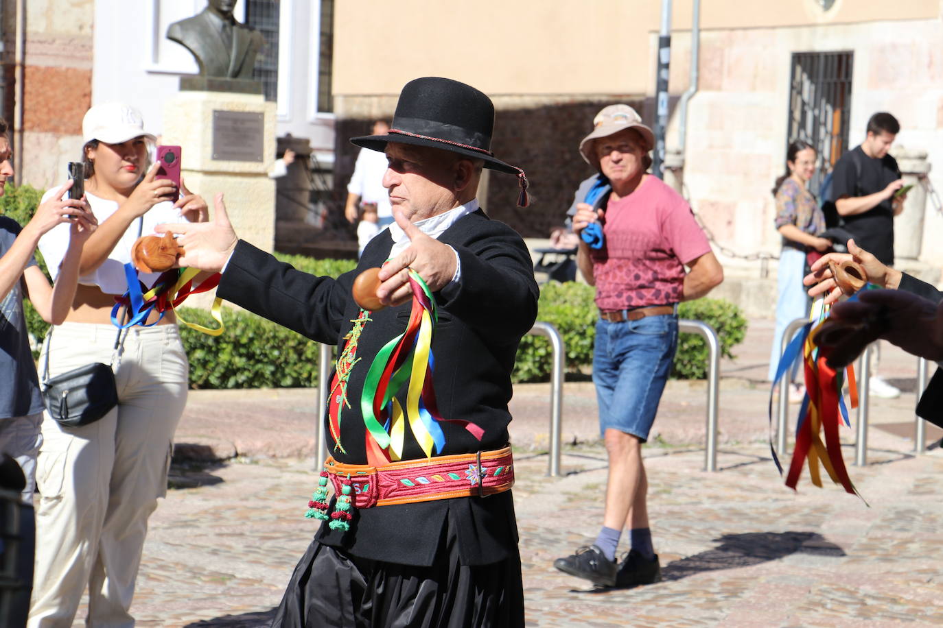 Desfile de la indumentaria tradicional del Viejo Reino