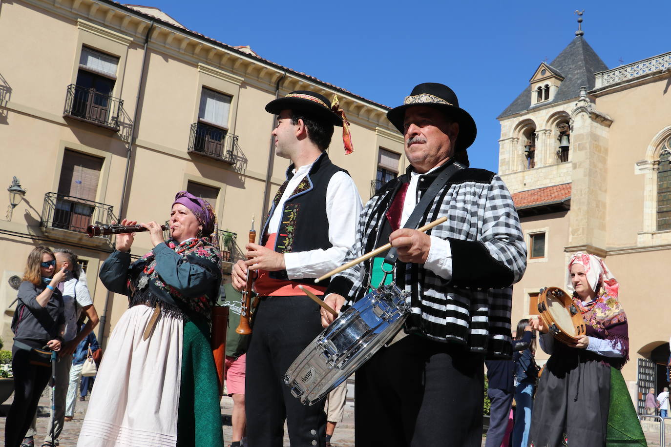 Desfile de la indumentaria tradicional del Viejo Reino