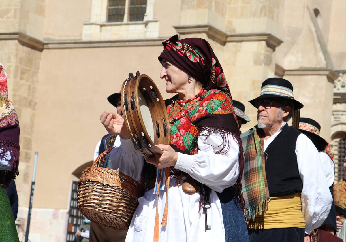 Desfile por el centro de León con las mejores galas del Viejo Reino.