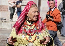 Desfile de la indumentaria tradicional del Viejo Reino