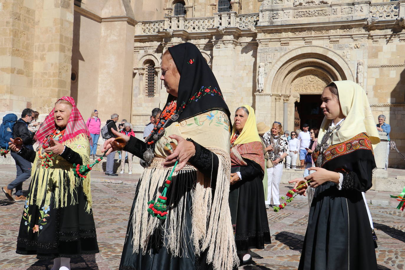 Desfile de la indumentaria tradicional del Viejo Reino