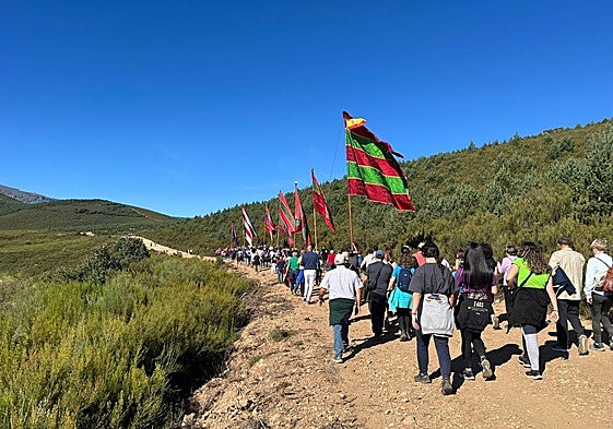 Truchas vuelve a ascender al Castillo del Conde Peña Ramiro con los pendones alzados