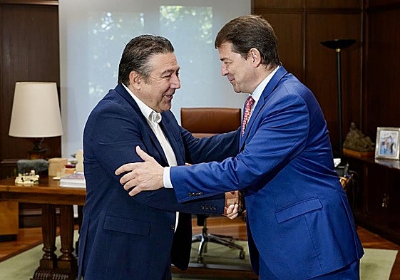 Reunión de Luis Mariano Santos y Alfonso Fernández Mañueco.