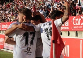 Álvaro, Escobar y Kevin Presa celebran con Luis Chacón el gol del triunfo en Zamora.