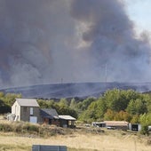 Noche complicada en Brañuelas: dos pueblos confinados y las llamas sin estabilizar