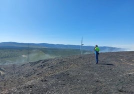 Un técnico observa desde el puesto de mando la situación del incendio de Brañuelas.