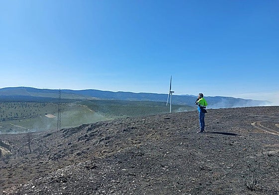Un técnico observa desde el puesto de mando la situación del incendio de Brañuelas.