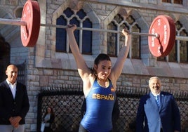 La levantadora española Uxía Romero, en la presentación de los Campeonatos del Mundo Júnior de Halterofilia en León.