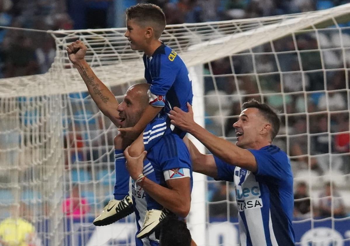 Yuri celebra junto a uno de sus hijos uno de los goles de este partido homenaje.