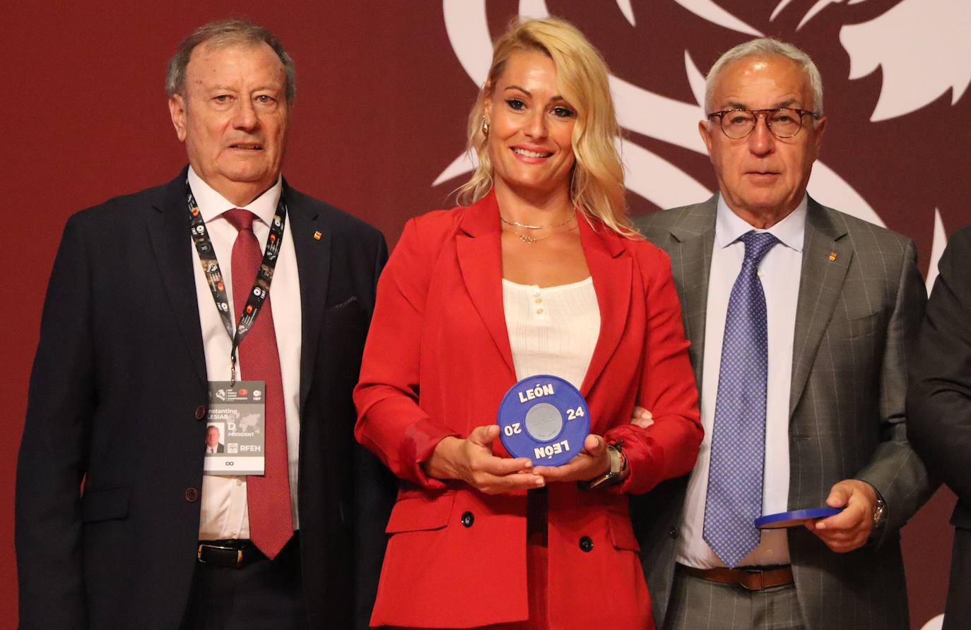 Lydia Valentín, junto al presidente de la Federación Española de Halterofilia, Constantino Iglesias; y el presidente del Comité Olímpico Español, Alejandro Blanco, recibe el obsequio conmemorativo de los Campeonatos del Mundo Júnior de Halterofilia de León.