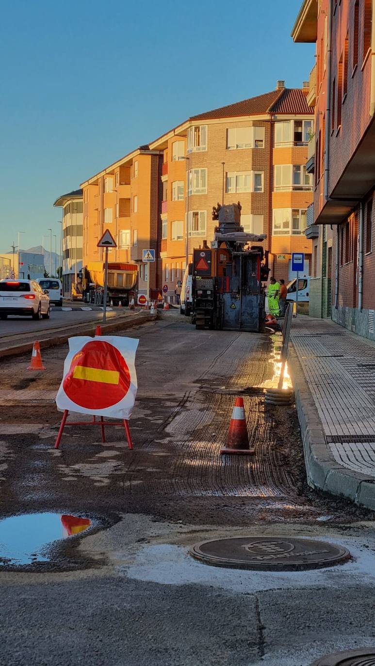 Asfaltado en la vía de servicio a la carretera Santander de Villaobispo.