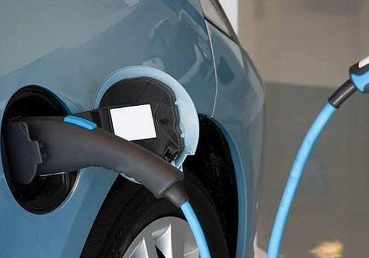 Un coche eléctrico se carga.