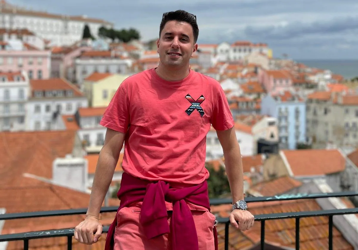 Luis Simón, leonés en Lisboa, posa en el mirador con vistas al barrio del Alfama de Lisboa.