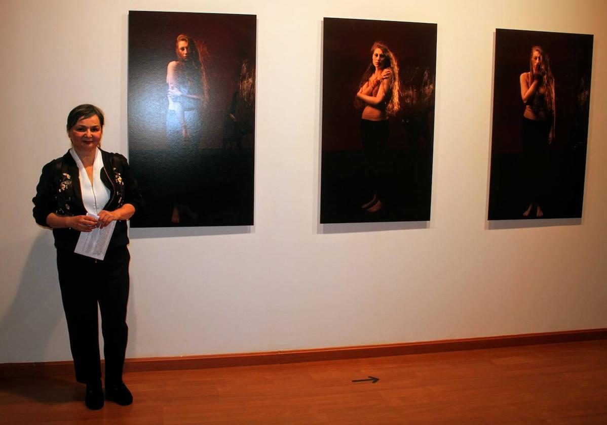 La fotógrafa berciana Esperanza Merino expone su visión de universo femenino en 'Mujer en rojo'