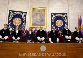 La consejera de Educación, Rocío Lucas, junto al rector de la UVa Antonio Largo en en el acto de apertura del curso 2024-2025 en la Universidad de Valladolid.