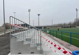 Graderío colocado en el campo de fútbol-7 de Puente Castro que estaba destinado a la instalación de rugby.