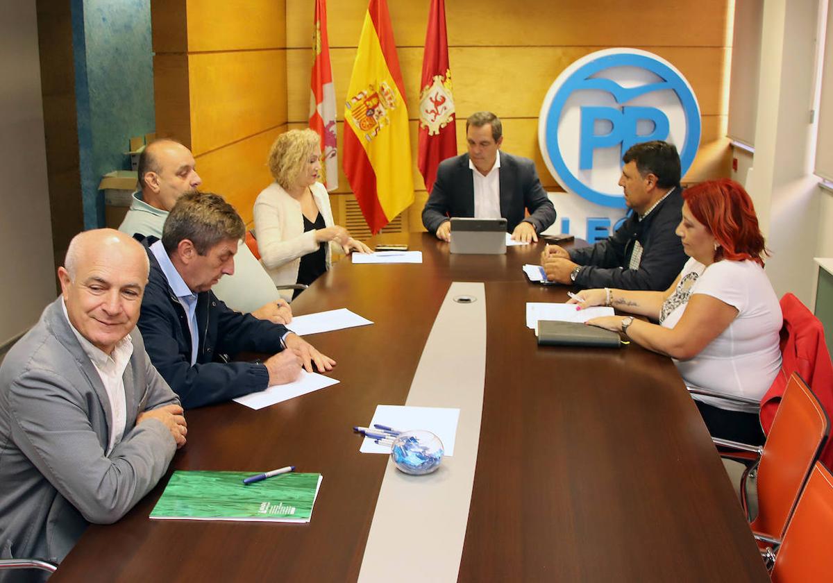 El portavoz del Partido Popular de Agricultura, Alimentación y Pesca en el Congreso de los Diputados, Pedro Gallardo, y la diputada Silvia Franco se reúnen con las Opas de León.