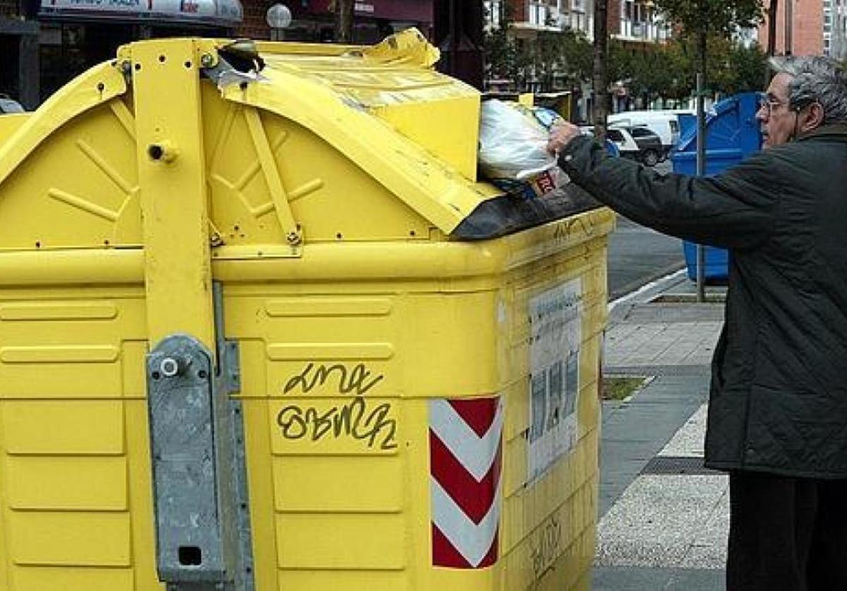 Un ciudadano utiliza el contenedor amarillo.