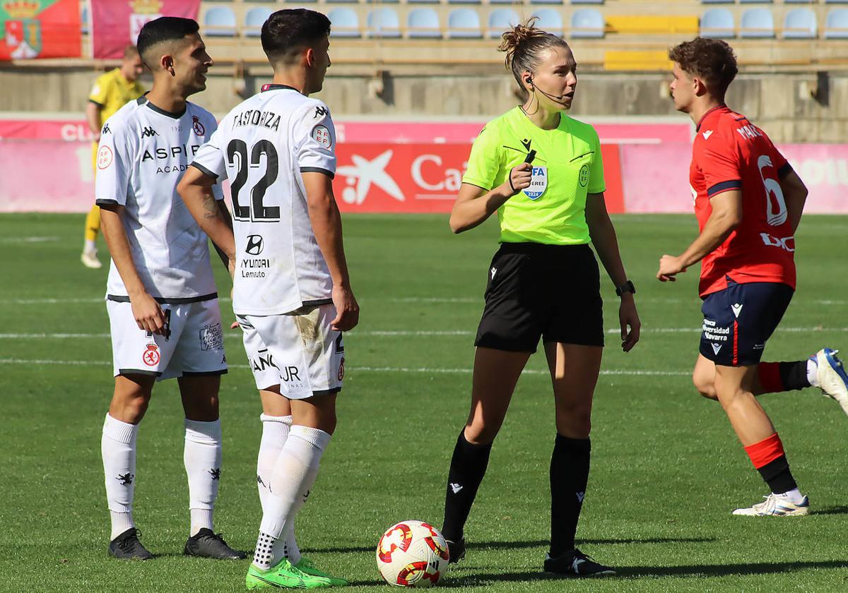 Un lance del partido entre la Cultural y Osasuna Promesas.