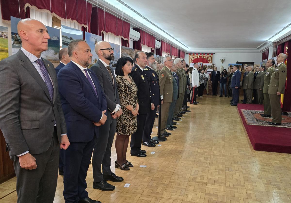 Condecoraciones en el acto militar de la Subdelegación de Defensa en León