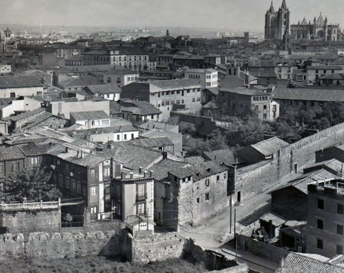 Puerta Moneda desde las alturas. c.a. 1950.