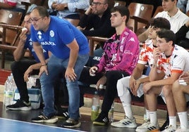 Dani Gordo, entrenador del Abanca Ademar, en un partido de esta temporada.