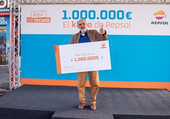 Pedro Diez Tocino recoge el cheque con el 'kilito' de premio.