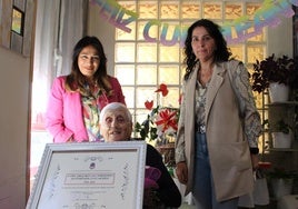 Gregoria posa con su placa de muestra del cariño y afecto del municipio.