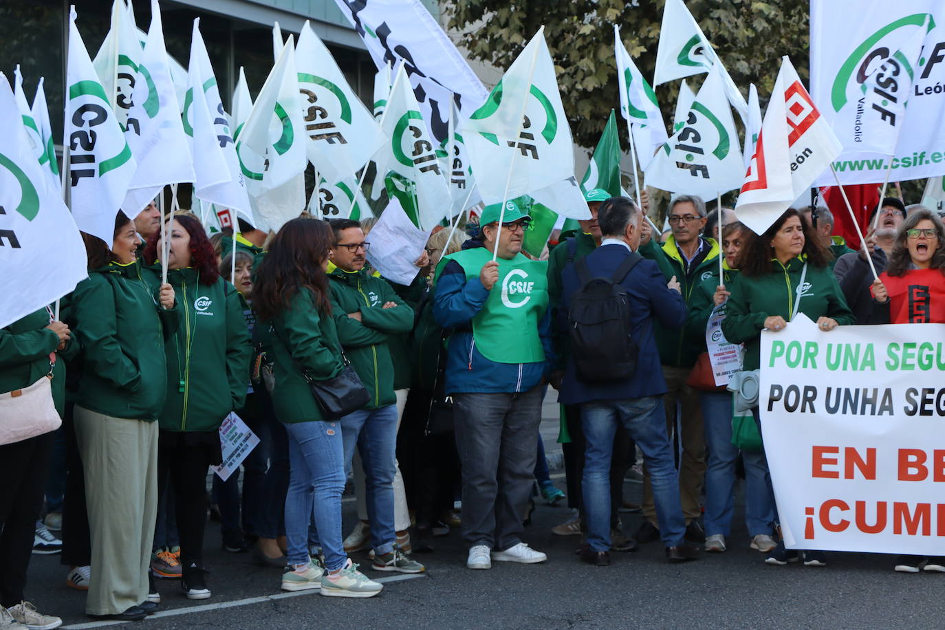 Concentración en León por la falta de personal en la Seguridad Social