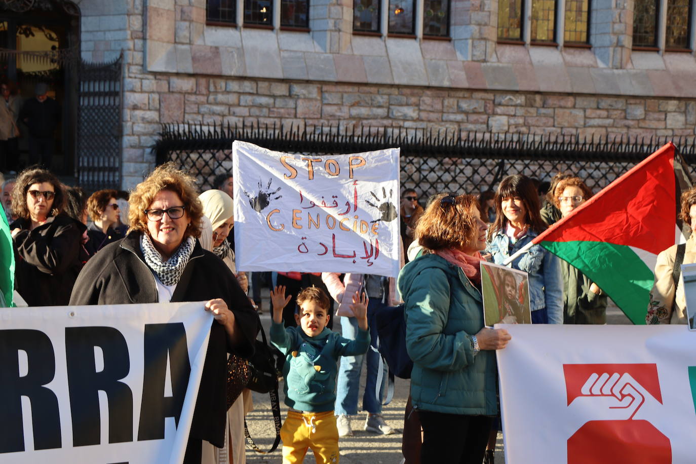 Más de un centenar de personas se concentran en Botines en apoyo a Palestina