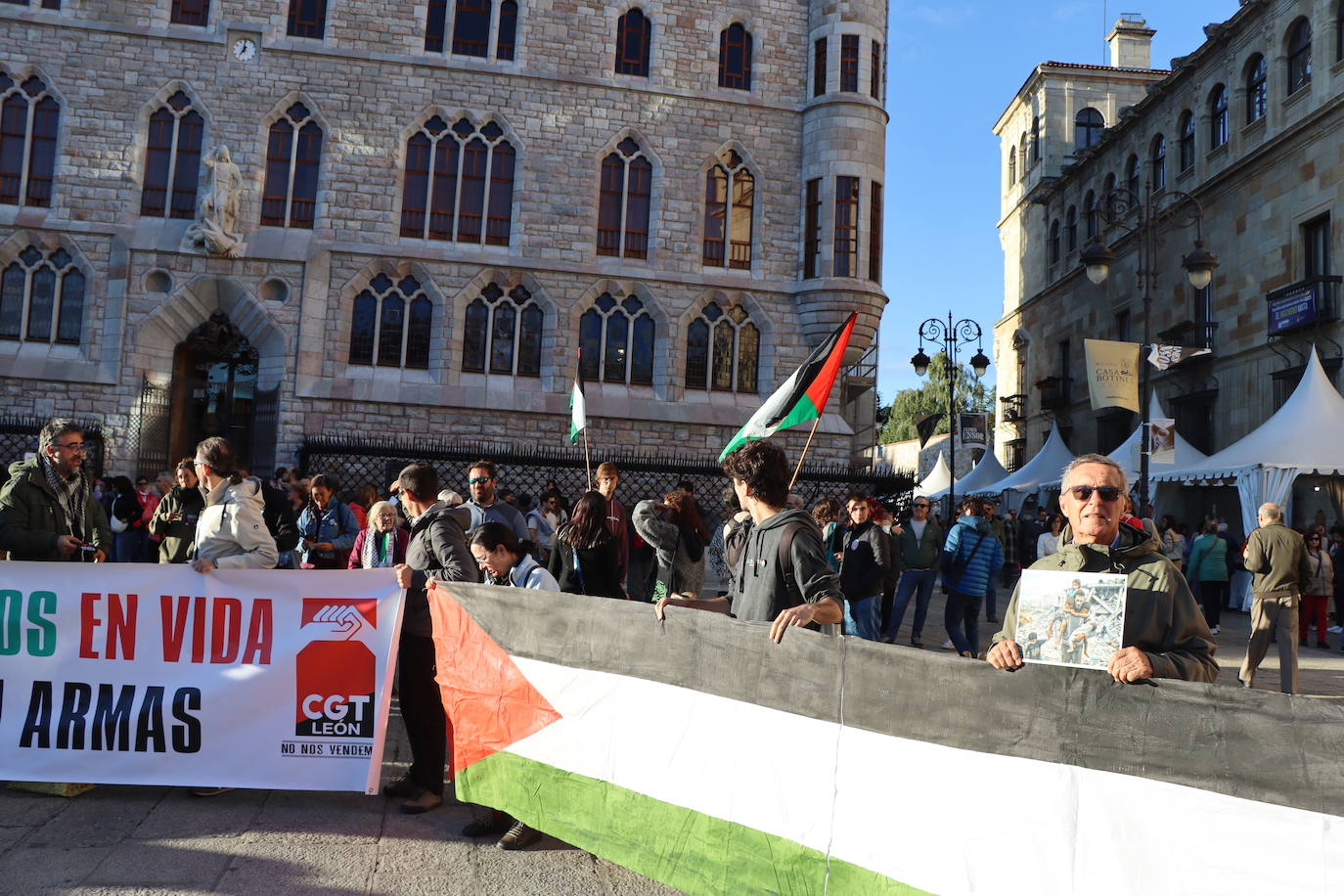 Más de un centenar de personas se concentran en Botines en apoyo a Palestina