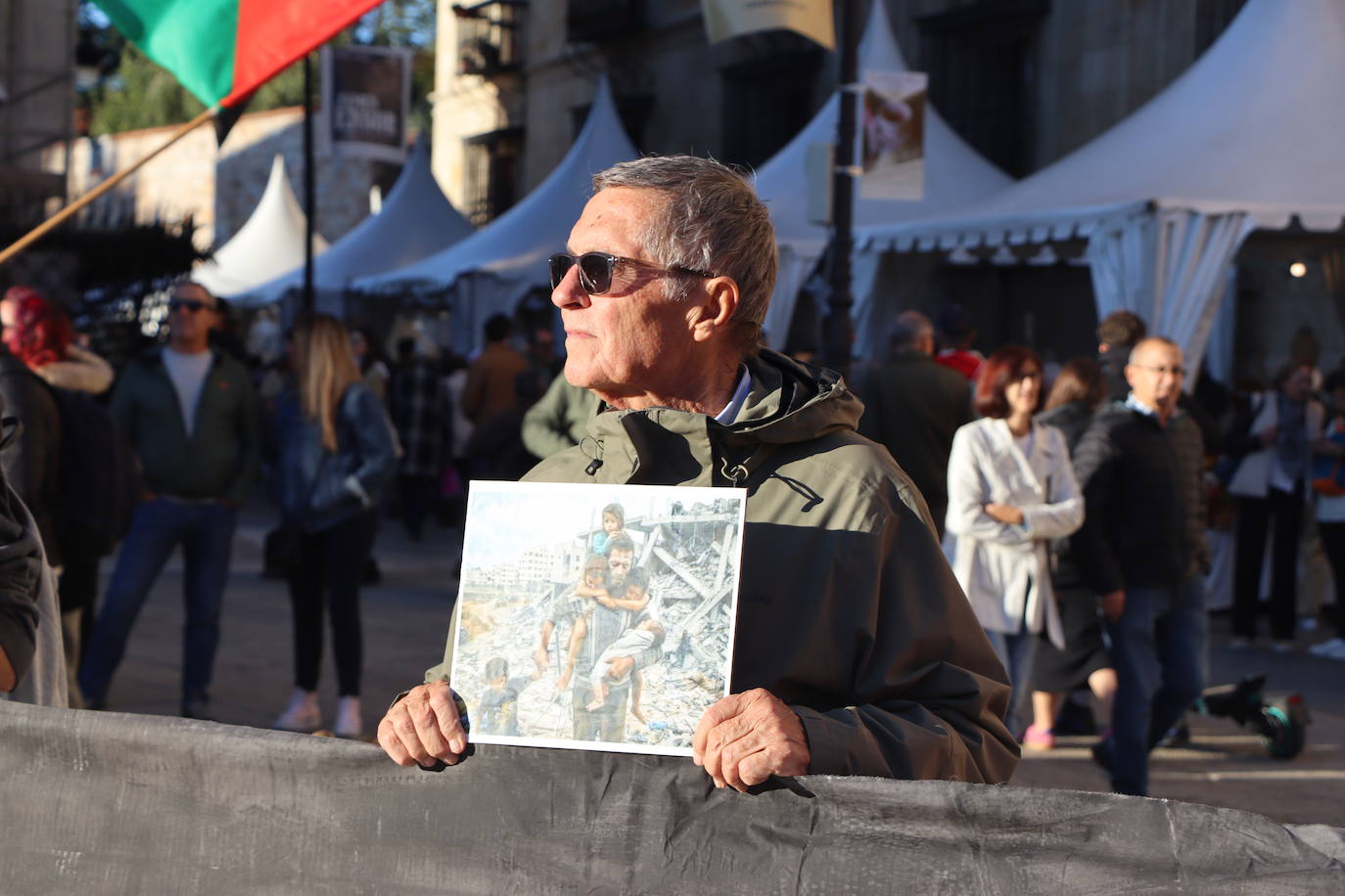 Más de un centenar de personas se concentran en Botines en apoyo a Palestina