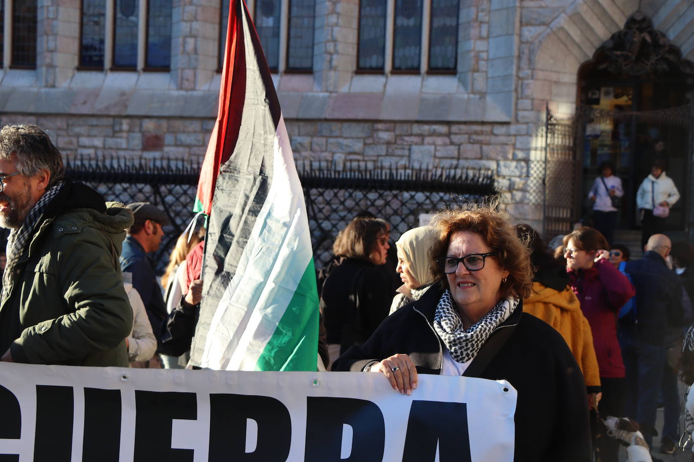 Más de un centenar de personas se concentran en Botines en apoyo a Palestina