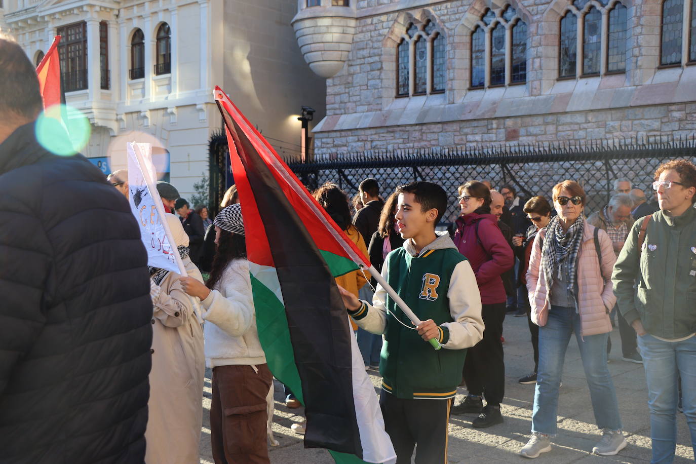 Más de un centenar de personas se concentran en Botines en apoyo a Palestina