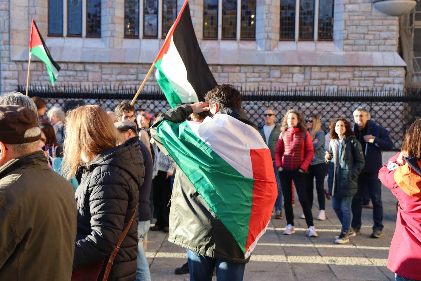 Más de un centenar de personas se concentran en Botines en apoyo a Palestina