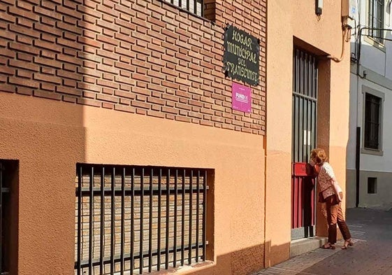 Una mujer frente al hogar del transeunte de León.