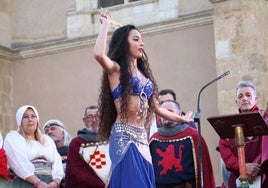 Una bailarina en el acto de liberación.