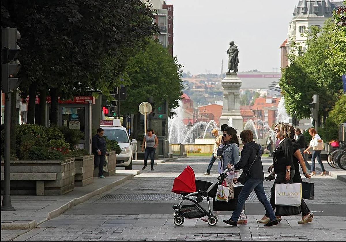 Imagen de archivo de gente paseando por León.