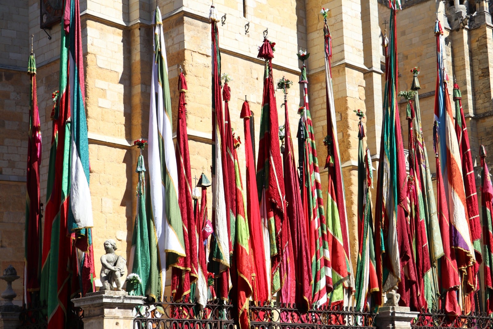 Todas las imágenes del desfile y concentración de pendones por San Froilán