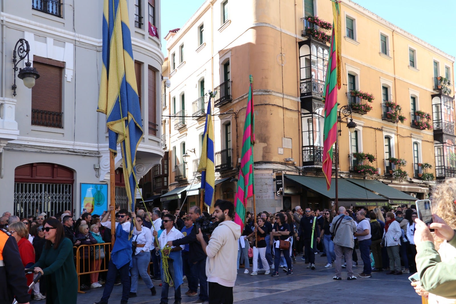 Todas las imágenes del desfile y concentración de pendones por San Froilán